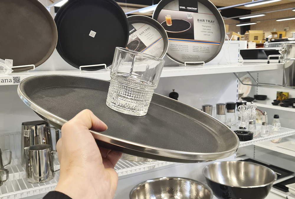 tjenerbakke med antiskrid til barer og cafeer