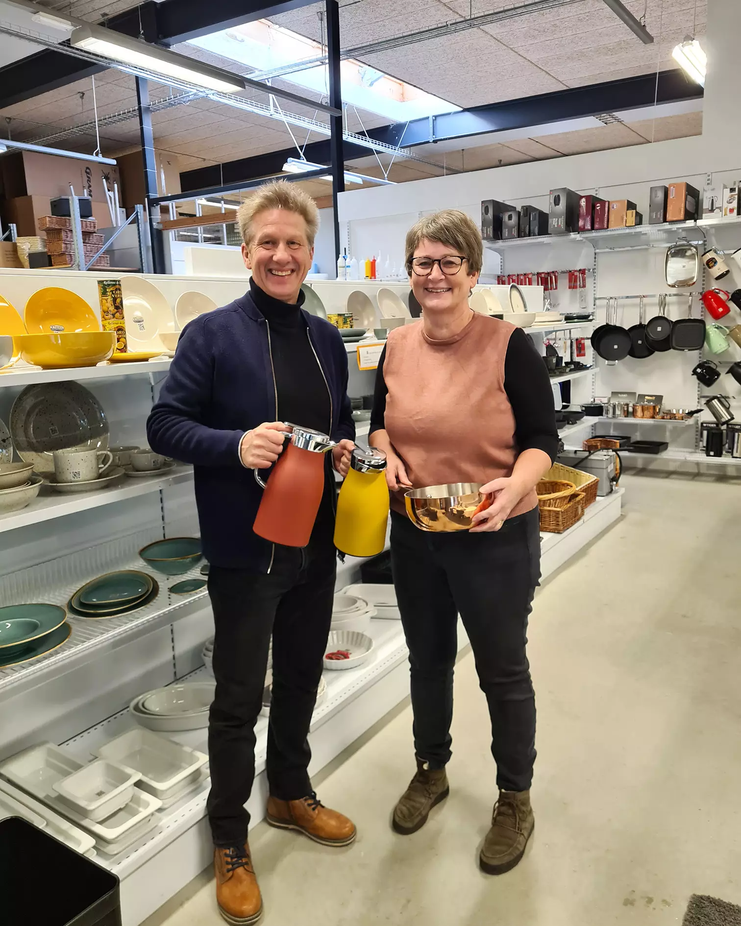 Susan og Claus, der st&aring;r klar til at hj&aelig;lpe kunderne 